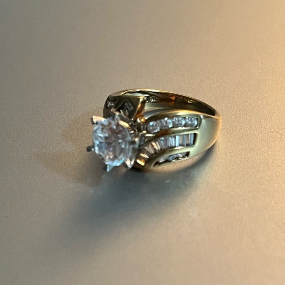 Gorgeous 925 Gold plated cubic zirconia ring 💍 Engagement or Wedding - Picture 4 of 7